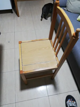 Mesa extensible de mármol y madera. 4 sillas inclu