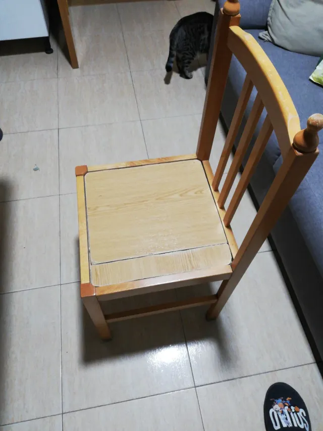 Mesa extensible de mármol y madera. 4 sillas inclu