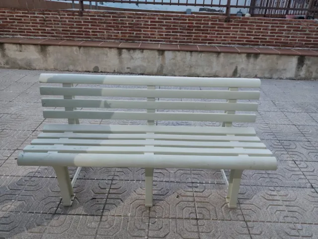 Banco de plástico blanco y gris