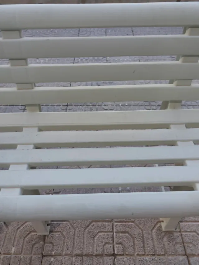 Banco de plástico blanco y gris