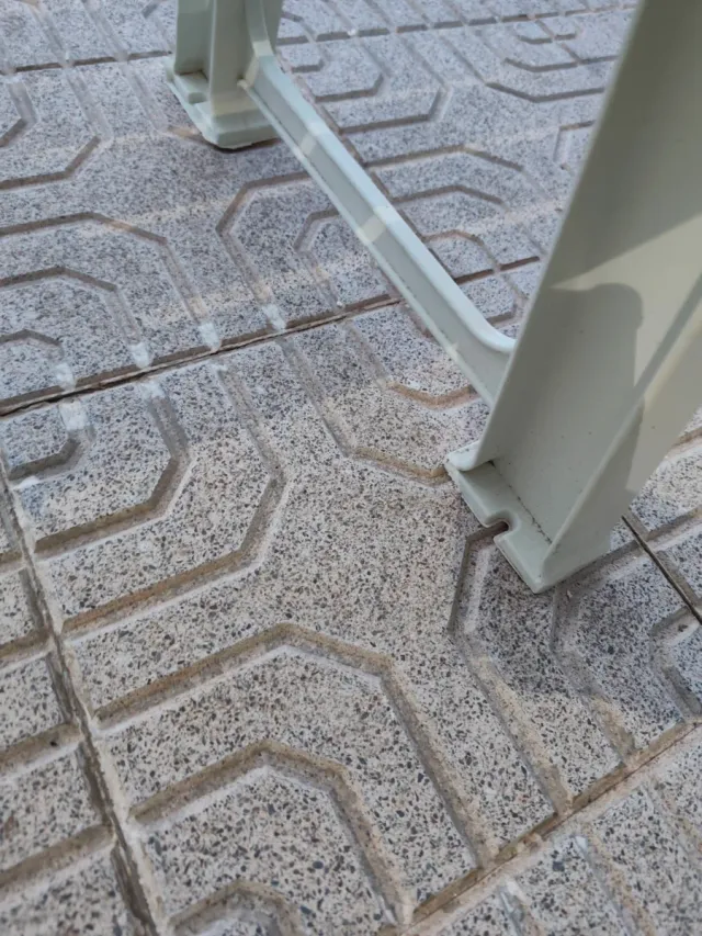 Banco de plástico blanco y gris