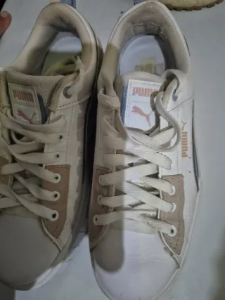 Zapatillas Puma Mujer Beige y Blancas