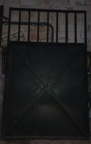 Dos puertas de hierro