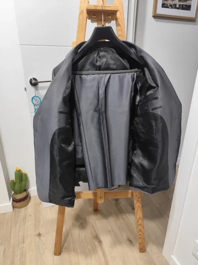 Traje gris brillante talla 56