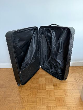 Maleta negra de viaje