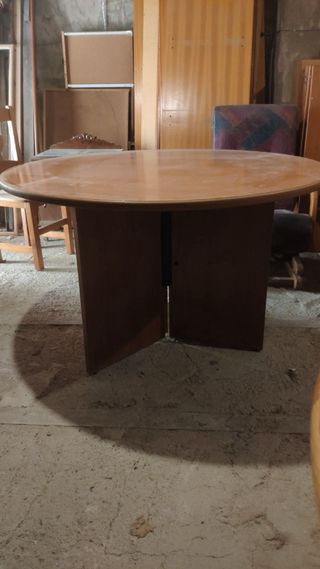 Mesa redonda de madera