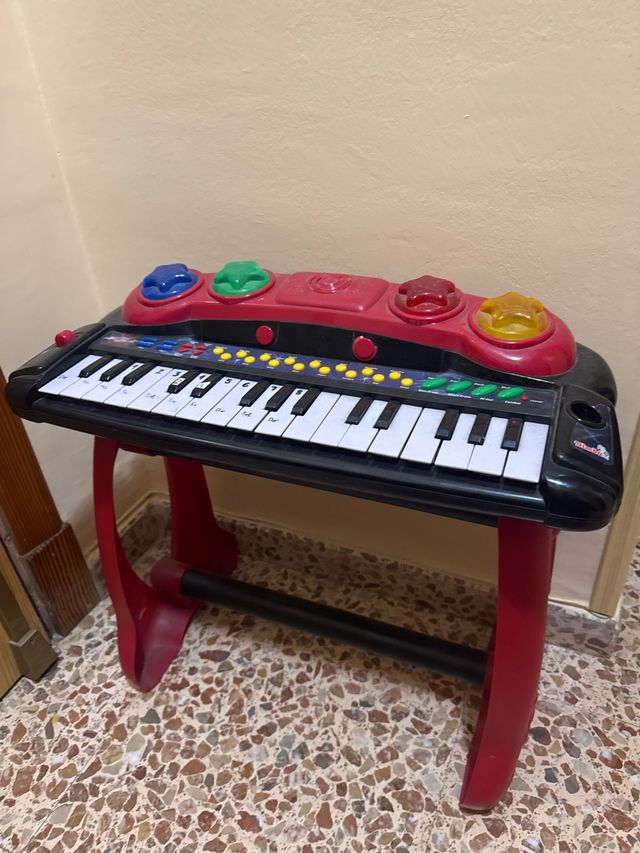 Piano de juguete con soporte
