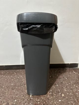 Cubo de basura gris con tapa