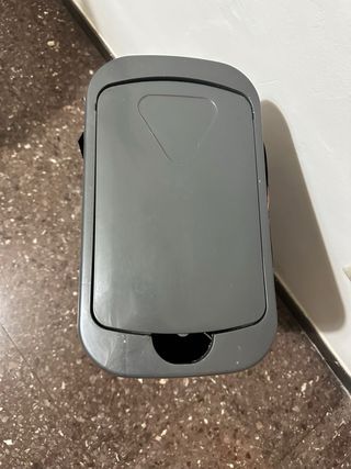 Cubo de basura gris con tapa