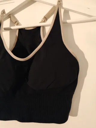 Sujetador deportivo negro con ribete beige