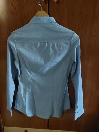 Camisa azul de manga larga