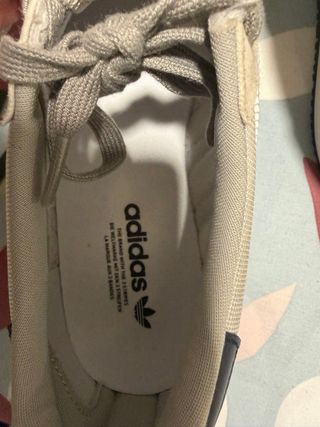 Zapatillas Adidas Beige y Blancas