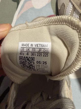 Zapatillas Adidas Beige y Blancas