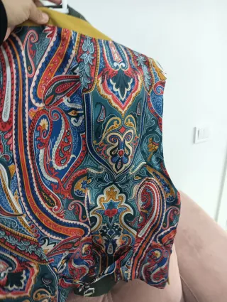 Chaleco de vestir con estampado paisley