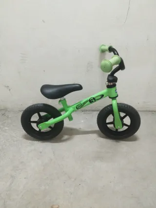 Bicicleta de equilibrio verde