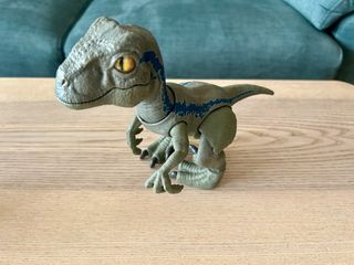Velociraptor Blue bebé de la línea Jurassic World