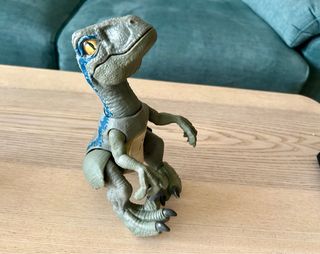 Velociraptor Blue bebé de la línea Jurassic World