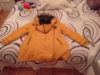 Cazadora premamá y porteo amarilla