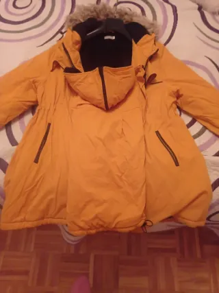Cazadora premamá y porteo amarilla