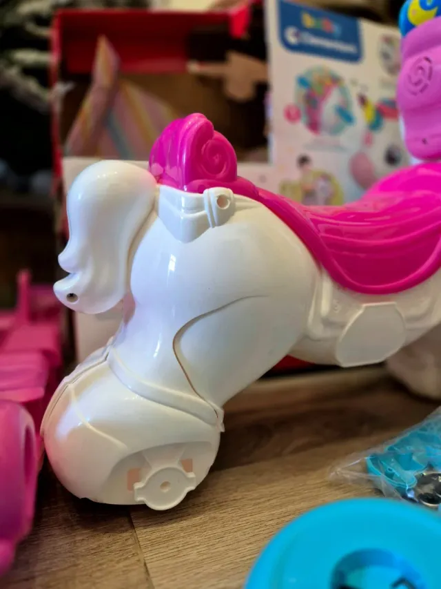 Unicornio balancín Clementoni interactivo roto por