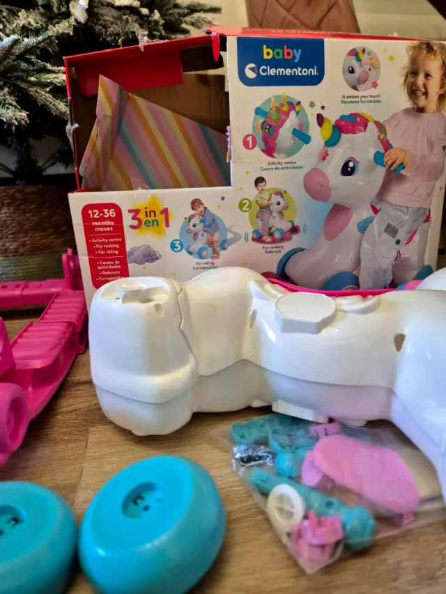 Unicornio balancín Clementoni interactivo roto por