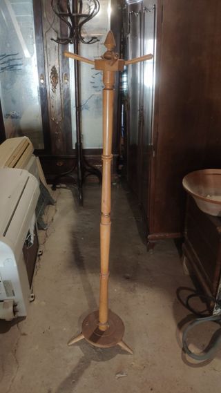 Perchero de madera estilo clásico