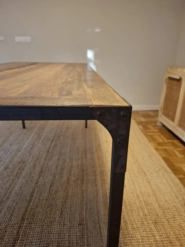 Mesa de comedor de madera y metal