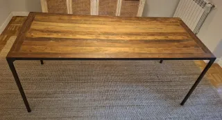 Mesa de comedor de madera y metal