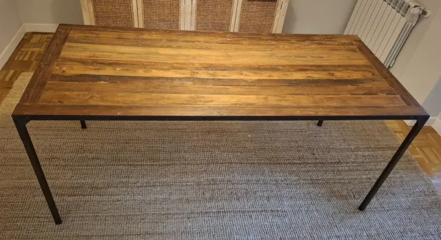 Mesa de comedor de madera y metal