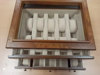 Expositor de Relojes de Madera con Cajones