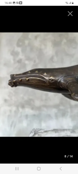 Figura de bronce de ballena