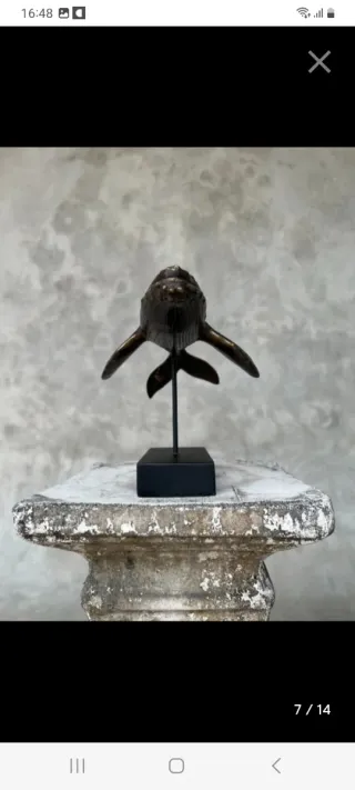 Figura de bronce de ballena