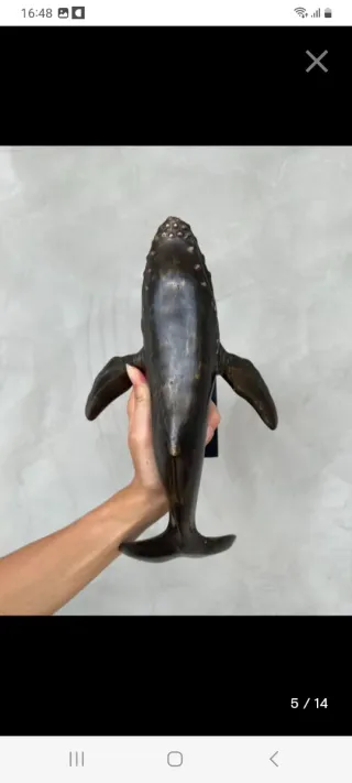 Figura de bronce de ballena