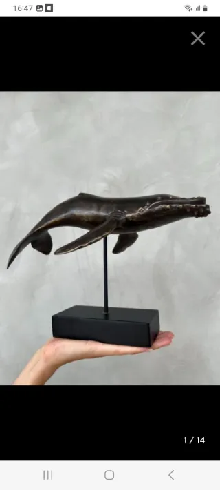 Figura de bronce de ballena