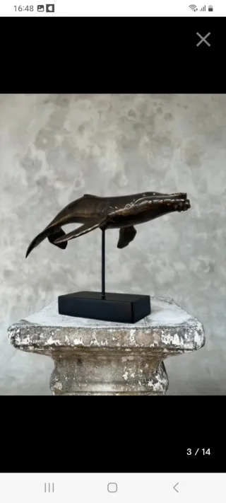 Figura de bronce de ballena