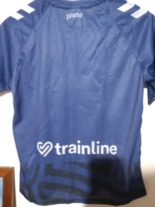 Camiseta infantil azul y negra