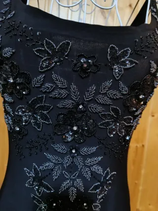 Vestido negro con pedrería