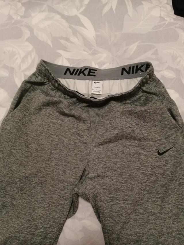 Pantalón Nike Gris