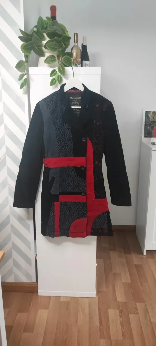 Abrigo Desigual Negro y Rojo Talla S