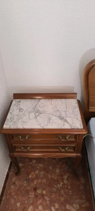 Cama, mesillas y comoda vintage madera y mármol