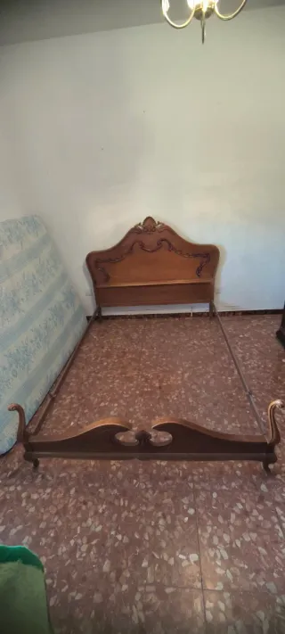 Cama, mesillas y comoda vintage madera y mármol