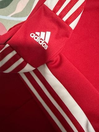 Sudadera Adidas Roja con Rayas Blancas