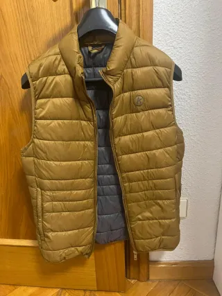 Chaleco Álvaro Moreno dorado y gris