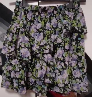Falda floral volantes .
