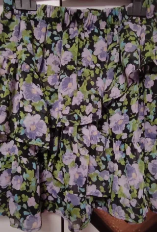 Falda floral volantes .