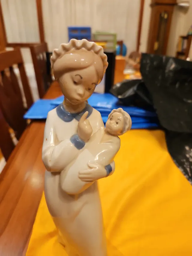 Figura cerámica madre e hijo