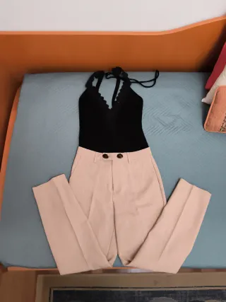 Conjunto Top Negro y Pantalón Beige