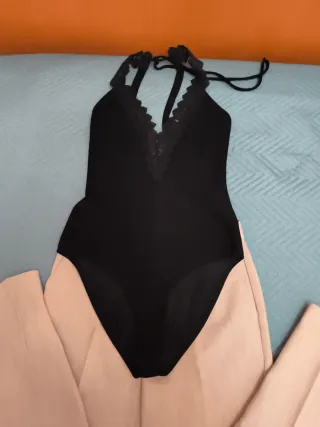 Conjunto Top Negro y Pantalón Beige