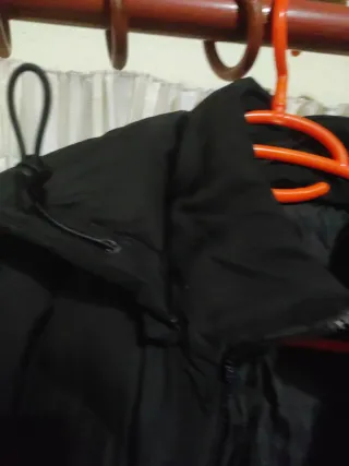 Cazadora acolchada mujer negra