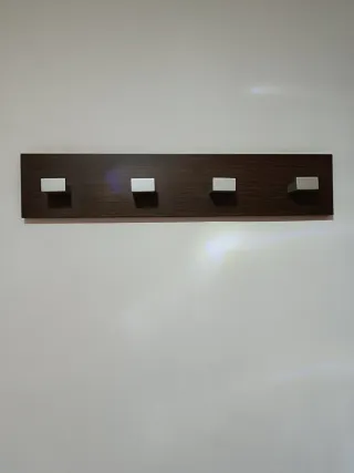 Perchero de pared wengué con 4 ganchos